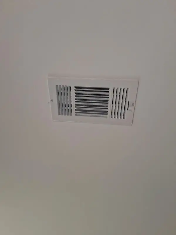 Three-way ceiling supply register installed in a Georgia home